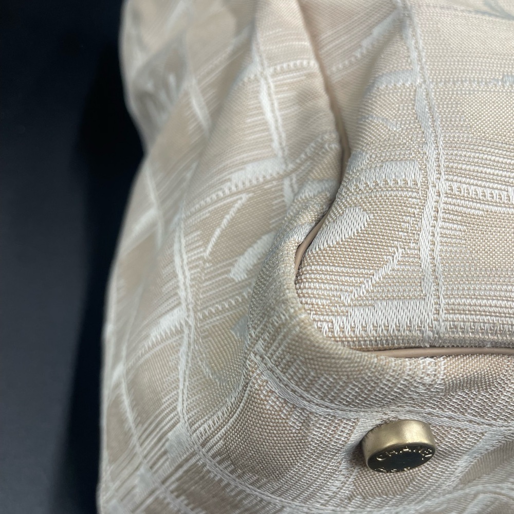 Chanel Traveline Beige Leather Women's Bag - Picture 12 of 17